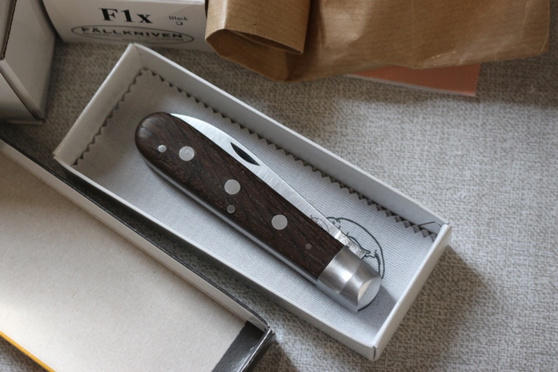 Otter Traditional Spring Steel Folder Smoked oak